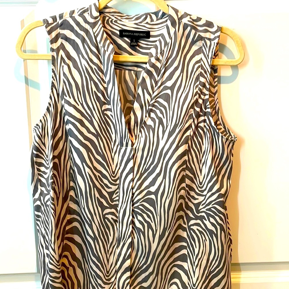 Banana Republic sleeveless top, size small